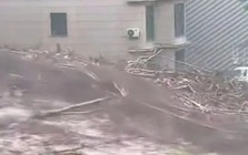 VIDEO: Sạt lở đất kinh hoàng ở Trung Quốc, cả ngôi nhà bị dòng nước đánh sập
