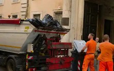 Vô tình vứt tấm vé số trúng độc đắc hơn 3 tỷ đồng vào thùng rác, người phụ nữ đòi lục tung xe chở rác để tìm