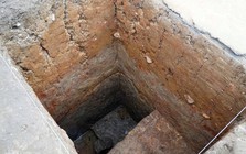 Đào đất, người dân Việt Nam phát hiện vật hình trụ dài 3m màu đỏ lạ, chuyên gia xác nhận báu vật hơn 1.000 năm tuổi