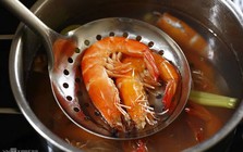 Vì sao nên cho thêm vài lát gừng, nhánh sả vào nồi khi luộc tôm? Nhiều người đến giờ vẫn chưa biết mẹo này