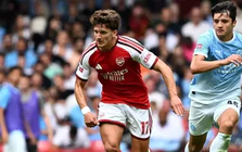 Tzolis san bằng kỷ lục của Beckham trong ngày Arsenal hạ Man City