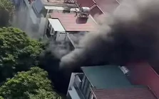 Cháy nhà liền kề tại khu đô thị Phùng Khoang, khói đen cuồn cuộn