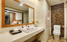Vì sao khách sạn hạng sang đều có điện thoại trong phòng vệ sinh?