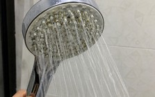 Vì sao nhiều nhà mở vòi sen hết cỡ mà nước vẫn chảy yếu? Thợ sửa chữa chỉ ra 1 nguyên nhân phổ biến