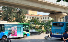 Hà Nội: Xe buýt va chạm xe máy, một cháu bé tử vong