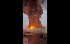 Video cận cảnh Ukraine liên tiếp tập kích kho hàng lớn trên khắp nước Nga