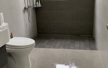 Vì sao ngày càng nhiều gia đình không còn lát gạch bóng trong nhà tắm? 2 bề mặt giảm trơn trượt tốt hơn đang thành xu hướng mới
