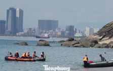 Xuồng, ca nô đổ về biển Đà Nẵng tìm hai nạn nhân bị sóng cuốn ở Mũi Nghê