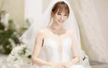 Vợ Trấn Thành mặc váy cưới gây xôn xao mạng xã hội