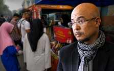 Cảnh tượng tại quầy hàng bán cà phê của ông Đặng Lê Nguyên Vũ ở Malaysia