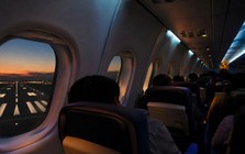 Vì sao đèn trên máy bay luôn được làm mờ khi cất cánh, hạ cánh?
