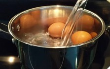 Vì sao không nên đổ nước lạnh vào trứng vừa luộc xong?
