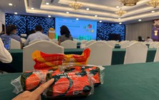 Bầu Đức tặng quà đặc biệt: Chả ớt xiêm heo ăn chuối và chả thủ heo ăn chuối