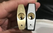 Vì sao trên các ổ khóa thường có 1 chiếc lỗ nhỏ siêu nhỏ?