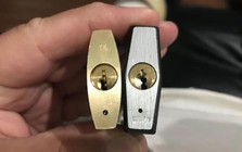 Vì sao trên các ổ khóa thường có 1 chiếc lỗ nhỏ siêu nhỏ?