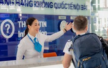 6 du khách Phillipines bị hủy chuyến bay lúc 1h45 sáng, nhân viên tại cảng HKQT Nội Bài có quyết định bất ngờ
