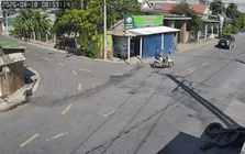 Khoảnh khắc 2 người đi xe máy bị ô tô bán tải tông văng ở ngã tư đường