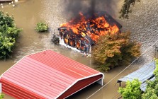 Kinh hoàng hình ảnh ngôi nhà bốc cháy giữa dòng nước lũ