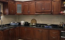 Vì sao ngày càng nhiều gia đình không còn làm tủ bếp có tay nắm? 3 kiểu mở tủ đang dần trở thành xu hướng mới