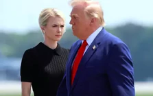 Nữ trợ lý của Tổng thống Trump bỗng dưng thành tâm điểm chú ý sau vụ bí mật đổi máy bay
