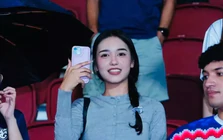 CĐV Thái Lan xếp hàng xuyên đêm, đội mưa mua vé chung kết ASEAN Cup chờ Việt Nam