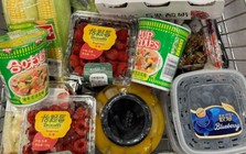 Vì sao siêu thị thường đặt đồ ăn vặt ngay gần quầy thanh toán?