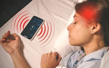 Lời khuyên cho tất cả những ai đặt điện thoại ngay giường ngủ mỗi tối