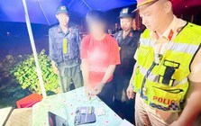 Cảnh sát kiểm tra lúc 2 giờ 30 phút, phát hiện "bí mật" trong ốp điện thoại của một nam thanh niên