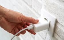 Lời khuyên cho tất cả những ai không rút sạc điện thoại khi đi ngủ