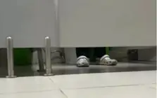 Công an vào cuộc vụ nam sinh viên cố thủ trong nhà vệ sinh nữ, điện thoại có nhiều đoạn quay lén