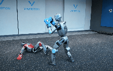 Tỷ phú Phạm Nhật Vượng “khoe” Robot mini hình người mới lên trình bất ngờ