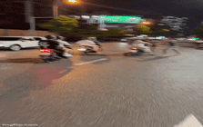 Người đàn ông hành hung thanh niên chạy xe máy trên phố Hà Nội, thách thức "quay thoải mái"