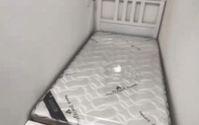 Toát mồ hôi với loạt phòng trọ "siêu rẻ" ở Hà Nội: Gầm cầu thang được "tái chế" thành phòng, điều hòa treo ngay trên đầu!