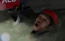 Mưa xối vào mặt, nước dâng tận cổ, du khách vẫn hào hứng bỏ 3 triệu trải nghiệm hình thức du lịch độc lạ