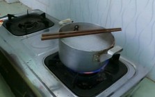 Vì sao nên đặt 1 chiếc đũa gỗ lên miệng nồi khi nước đang sôi?
