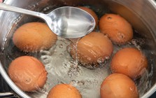 Vì sao nên thêm một chút giấm vào nồi khi luộc trứng? Nhiều người ước biết sớm hơn