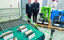 Quét tia X kiểm tra lô hàng của 1 giám đốc, hải quan tịch thu 146 kg vàng trị giá 279 tỷ đồng được đúc thành linh kiện máy móc