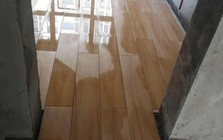 Sau hơn một năm sống cùng gạch giả gỗ, tôi mới hiểu vì sao nhiều người lát xong lại muốn thay: Đẹp trên ảnh nhưng có 8 điểm phải cân nhắc