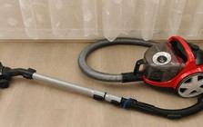 Vì sao ngày càng nhiều người từ bỏ máy hút bụi truyền thống? 2 thiết kế mới giúp thoát cảnh kéo dây, bê máy khắp nhà