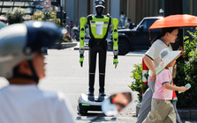 Trung Quốc đưa robot cảnh sát xuống đường: không trang bị súng, không có quyền bắt giữ, chỉ điều tiết giao thông