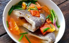 Vì sao không nên nấu canh cá bằng nước lạnh?