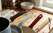 Vì sao nồi, chảo có 1 lỗ tròn trên tay cầm?