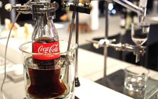 “Đột kích” phòng nghiên cứu bí mật của Coca-Cola, phát hiện cỗ máy pha chế “soda bẩn”