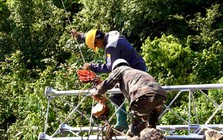 Viettel đưa sóng lên núi Cao Bằng: Dùng động cơ xe máy cũ kéo hàng tấn sắt thép lên đồi cao