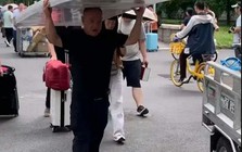 Vì sao nhiều người ước ao được như ông bố trong bức ảnh này?