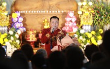 NSND Tự Long đội mưa chạy show, hát "Mẹ yêu con" cùng Sao Mai Hiền Anh
