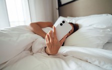 Lợi ích bất ngờ khi không dùng điện thoại một giờ ngay sau khi ngủ dậy