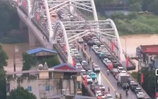 Ô tô xếp hàng dài trên cầu để tránh lũ ở Thái Nguyên: Rút kinh nghiệm năm ngoái sửa xe hết 100 triệu đồng