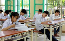 Học sinh cao 1,75 mét bàn ghế vẫn sử dụng loại từ 20 năm trước: Bộ GD&ĐT yêu cầu rà soát điều chỉnh