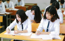 Học sinh cao 1,8 m, vẫn ngồi chiếc bàn 'nhỏ xíu' ở trường